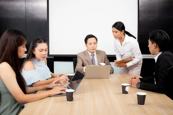 Team Aziatische Business Group Meeting Conferentie Marketing Financiën Met Ceo — Stockfoto