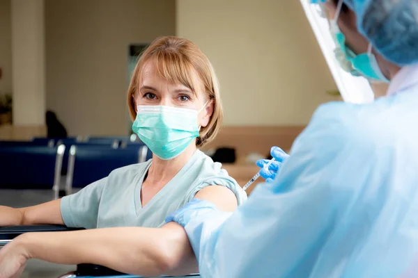 Mujer Doctora Sosteniendo Jeringa Vacuna Inyectable Paciente Anciano Mascarilla Facial — Foto de Stock