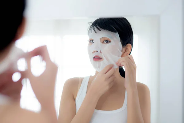 Hermosa Mujer Asiática Joven Con Mascarilla Facial Hoja Espejo Casa — Foto de Stock