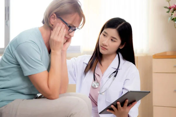 Mujer Doctora Paciente Mayor Explicando Mirando Tableta Para Diagnóstico Examen — Foto de Stock