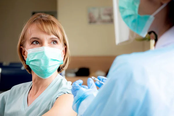 Läkare Kvinna Som Innehar Spruta Och Injektionsvaccin Patient Äldre Ansiktsmask — Stockfoto