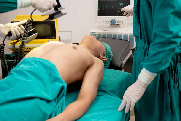 Medico Chirurgo Cpr Pompa Cuore Emergenza Paziente Sul Petto Soccorso — Foto Stock