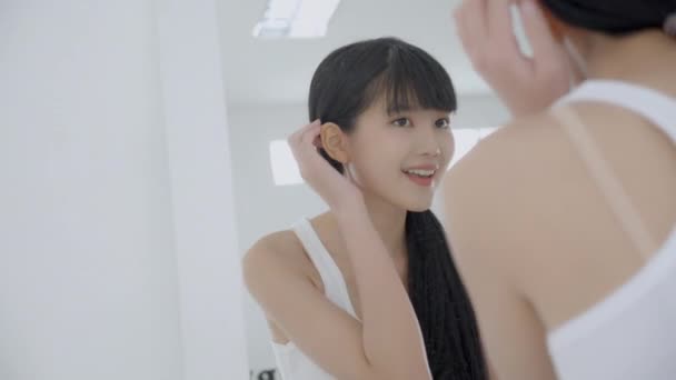 Hermosa Cara Mujer Asiática Joven Con Feliz Sonrisa Tacto Espejo — Vídeos de Stock