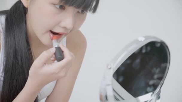 Belle Jeune Femme Asiatique Appliquant Rouge Lèvres Sur Bouche Beauté — Video