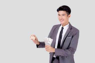Genç Asyalı iş adamı ev ve para biriktirmek için ev ve dolar tutuyor, sigorta acentesi ve kredi, borç ve finans, satın alma ve yeniden finanse etme, gayrimenkul yatırımları için.