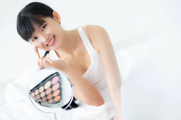 Linda Jovem Mulher Asiática Aplicando Escova Bochecha Maquiagem Espelho Aparência — Fotografia de Stock