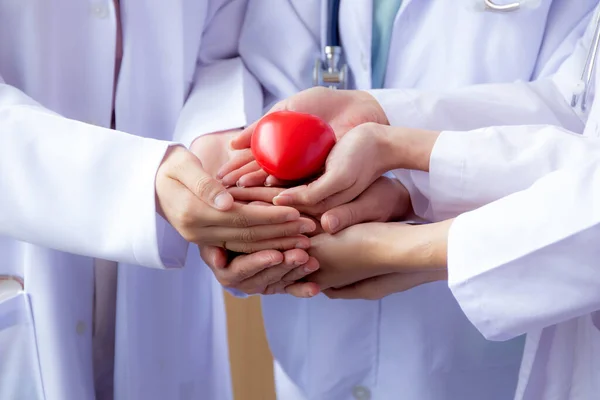 Grupo Médicos Equipo Con Las Manos Forma Corazón Rojo Hospital — Foto de Stock