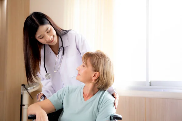Arts Vrouw Moedigen Zorg Patiënt Senior Zittende Rolstoel Het Ziekenhuis — Stockfoto