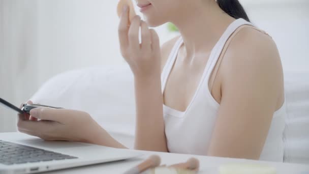 Manos Mujer Con Maquillaje Aprendizaje Con Soplo Polvo Mejilla Viendo — Vídeos de Stock