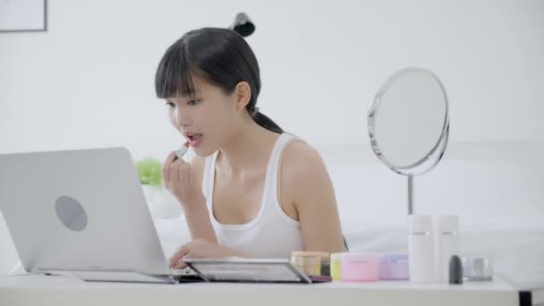 Beleza Jovem Mulher Asiática Com Maquiagem Aprendendo Com Batom Boca — Vídeo de Stock