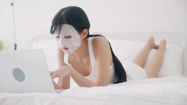 Belle Jeune Femme Asiatique Avec Feuille Masque Facial Couché Sur — Video