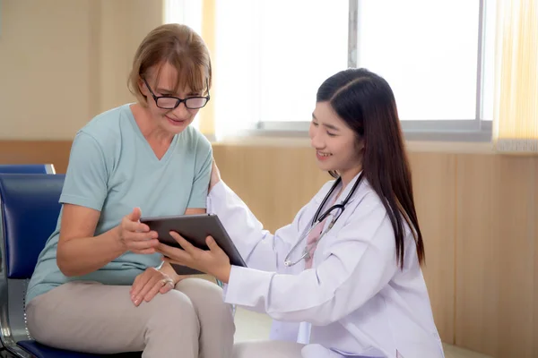 Mujer Doctora Paciente Mayor Hablando Mirando Computadora Tableta Para Diagnóstico —  Fotos de Stock