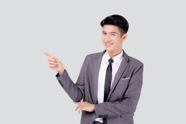 Portret Młodego Azjatyckiego Biznesmena Wskazując Prezentując Białym Tle Reklamy Marketingu — Zdjęcie stockowe