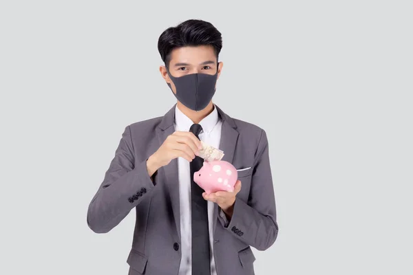 Junge Asiatische Geschäftsmann Gesichtsmaske Hält Geld Thai Und Sparschwein Isoliert — Stockfoto