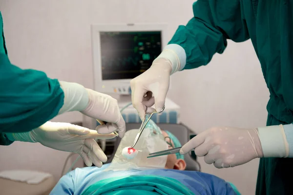 Csapatorvos Sebész Közeli Kezei Akik Sebészeti Beavatkozást Végeznek Beteggel Kórházban — Stock Fotó