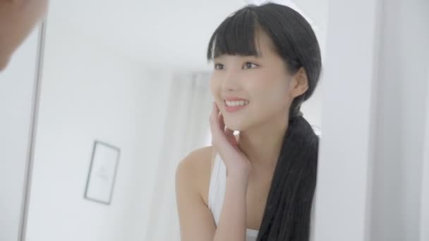 Красивое Лицо Молодой Азиатской Женщины Счастливой Улыбкой Прикосновением Щеки Зеркало — стоковое видео