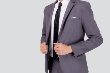Takım elbiseli genç Asyalı iş adamı, özgüvenli ve dost canlısı, beyaz arka planda izole edilmiş, başarılı bir iş adamı, başarılı bir yönetici veya yönetici, yakışıklı ve lider..