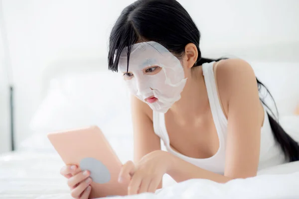 Hermosa Mujer Asiática Joven Con Mascarilla Facial Hoja Acostada Mirando — Foto de Stock