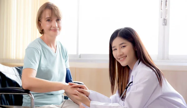 Medico Donna Incoraggiare Parlare Paziente Anziano Seduta Sedia Rotelle Presso — Foto Stock