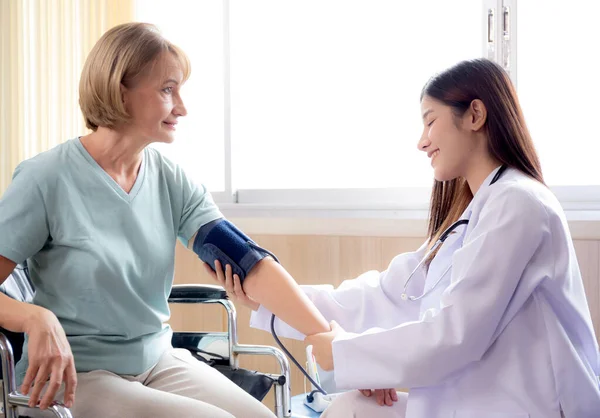 Dokter Vrouw Uniform Meten Van Bloeddruk Met Patiënt Ouderen Voor — Stockfoto