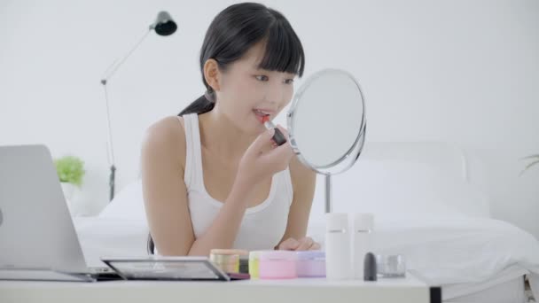Piękno Młodej Azjatyckiej Kobiety Makijażu Uczenia Się Szminką Ustach Oglądanie — Wideo stockowe