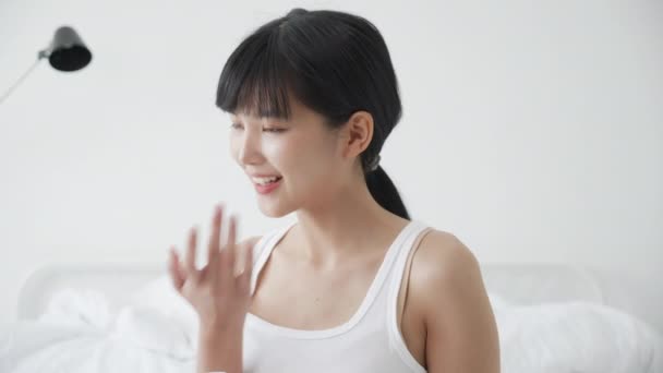 Schöne Junge Asiatische Frau Hält Patrone Anwendung Creme Oder Lotion — Stockvideo