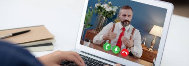 Genç Asyalı iş adamı video konferansı ve iş adamıyla tartışma, adam evden sosyal mesafeli dizüstü bilgisayarla çalışıyor, online görüşme, iletişim ve iş konsepti.