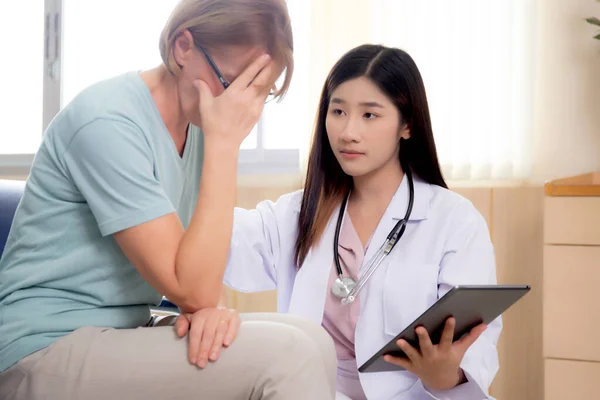 Mujer Doctora Paciente Mayor Explicando Mirando Tableta Para Diagnóstico Examen —  Fotos de Stock