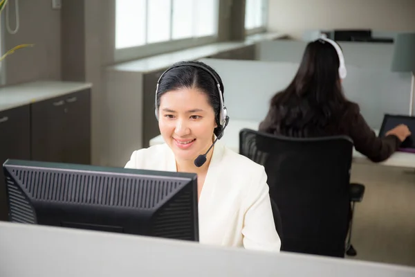 与友好的客户服务 妇女呼叫中心和支持客户的操作员 有帮助和顾问的商业团队 顾问服务台和联系人 沟通概念 — 图库照片