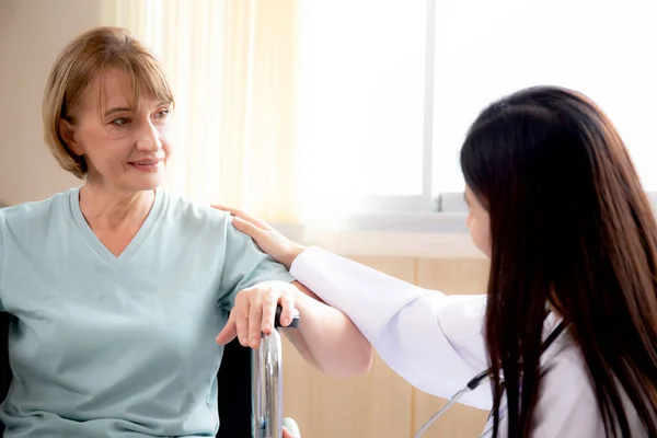 Médico Mulher Incentivar Cuidar Paciente Sênior Cadeira Rodas Sentado Hospital — Fotografia de Stock