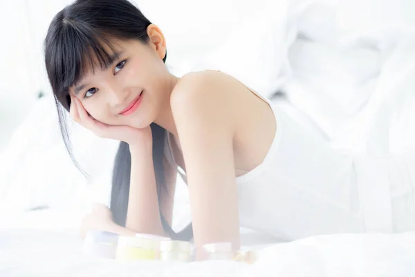 침실에서 미소짓고 아시아 여인의 아름다운 위생성 소녀의 아름다움 화장품 스킨케어 — 스톡 사진