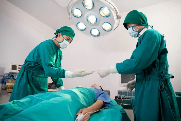Läkare Skicka Instrument Med Kirurg Med Räddning Och Spara Patienten — Stockfoto