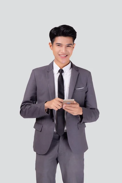 Portrét Mladý Asijský Podnikatel Obleku Stojící Pomocí Smartphone Internetu Izolované — Stock fotografie