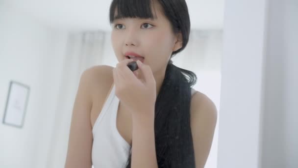 Belle Jeune Femme Asiatique Appliquant Rouge Lèvres Sur Bouche Beauté — Video