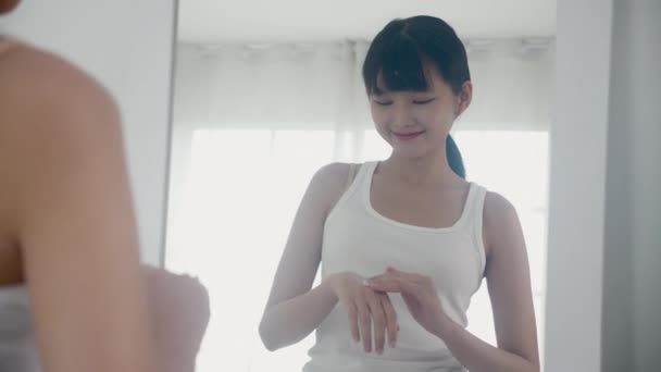 아름다운 아시아인 거울을 스킨케어 치료와 보디가드 관리를 화장품 개념을 손으로 — 비디오