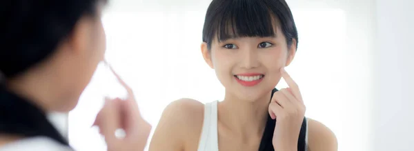 Piękna Twarz Młodej Azjatyckiej Kobiety Szczęśliwym Uśmiechem Dotykiem Policzku Lustro — Zdjęcie stockowe