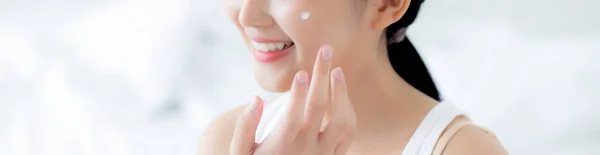 Mooie Jonge Aziatische Vrouw Gelukkig Aanbrengen Crème Lotion Met Moisturizer — Stockfoto