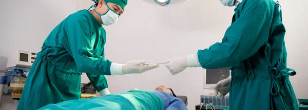 Lékař Posílá Chirurgem Záchranný Zachránit Pacienta Operační Sál Nemocnici Chirurgie — Stock fotografie
