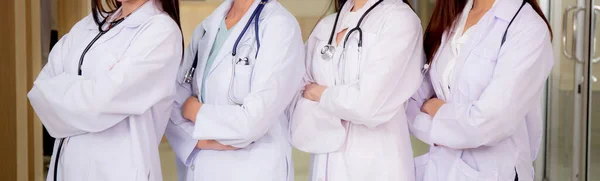 Bir Grup Doktor Asistan Hastane Sağlık Başarı Kadın Hekimlerin Takım — Stok fotoğraf