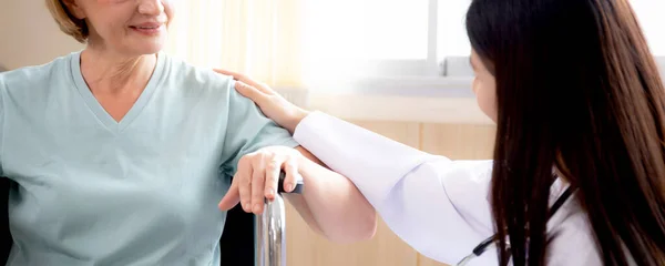 Médico Mulher Incentivar Cuidar Paciente Sênior Cadeira Rodas Sentado Hospital — Fotografia de Stock