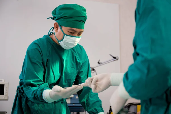 Médico Envio Instrumento Com Cirurgião Com Resgate Salvar Paciente Sala — Fotografia de Stock