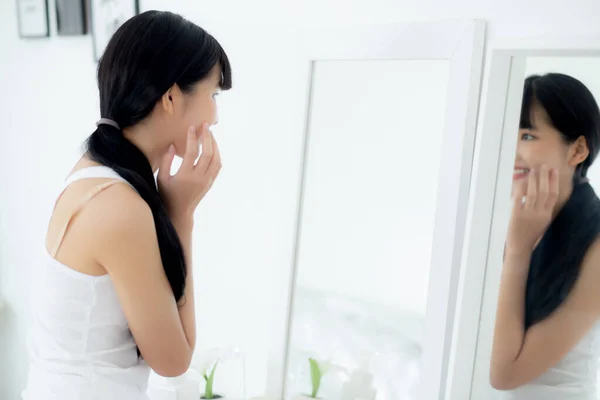 Красивое Лицо Молодой Азиатской Женщины Счастливой Улыбкой Прикосновением Щеки Зеркало — стоковое фото