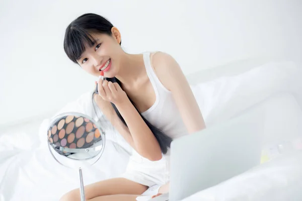 Schönheit Der Jungen Asiatischen Frau Mit Lernen Make Mit Lippenstift — Stockfoto