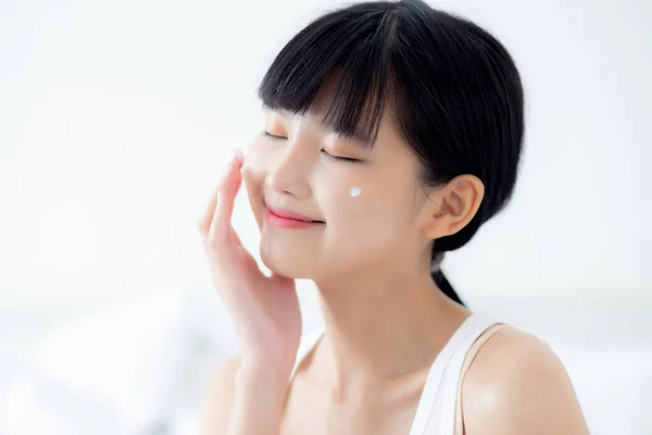 Hermosa Mujer Asiática Joven Feliz Aplicando Crema Loción Con Crema —  Fotos de Stock