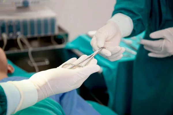 Närbild Händer Läkare Skicka Instrument Med Kirurg Med Räddning Och — Stockfoto