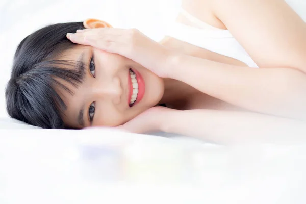 Cantik Wanita Asia Muda Tersenyum Dan Berbaring Tempat Tidur Kecantikan — Stok Foto