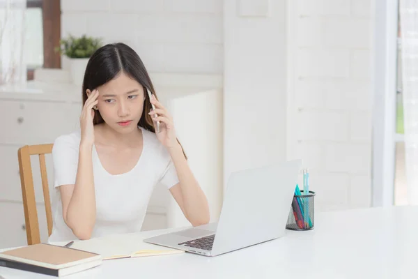 Jonge Aziatische Vrouw Werken Laptop Computer Praten Smartphone Met Stress — Stockfoto