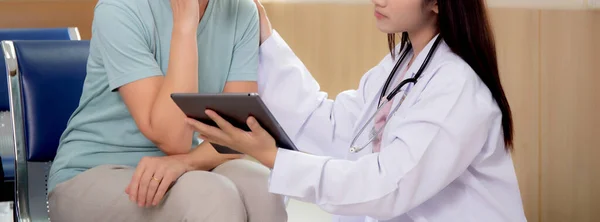 Läkare Kvinna Och Seniorpatient Förklara Och Titta Tablett Dator För — Stockfoto
