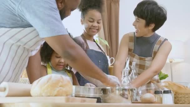 Αφρικανική Αμερική Οικογένεια Φορώντας Ποδιά Αλεύρι Για Μαγείρεμα Αρτοποιίας Ψωμί — Αρχείο Βίντεο