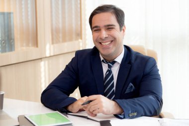 Genç iş kadını, yönetici ya da yöneticiyle ofiste rapor veriyor, patron sekreterle pazarlama ve planlama hakkında konuşuyor, girişimci kadınla röportaj yapıyor..